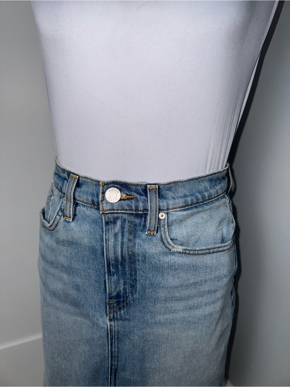 Hudson The Viper Skirt in Cirrus/Size 25 - Picture 4 of 10
